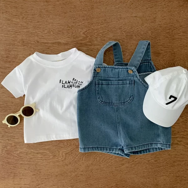 Conjunto T-Shirt  e Jardineira Jeans Unissex